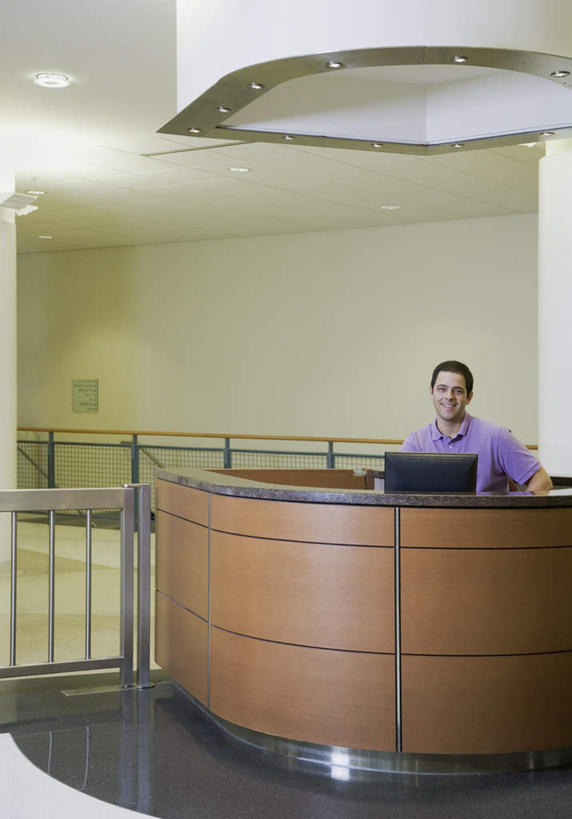 东方人,一个人,前台,服务员,站,竖图,室内,白天,正面,电脑,显示器,鼠标,键盘,桌子,照明,亚洲,仅一个男性,仅一个人,阴影,服装,光线,网络,影子,办公桌,灯光,注视,休闲装,黄种人,输入设备,通讯设备,顶灯,灯,仅一个年轻男性,衣服,灯具,观察,看,站着,休闲,休闲服,服务台,台式电脑,服饰,观看,照亮,察看,照明设备,关注,通信设备,输出设备,接待员,男人,男性,年轻男性,亚洲人,服务生,侍者,站立,半身,彩图,帮助台,呼叫台