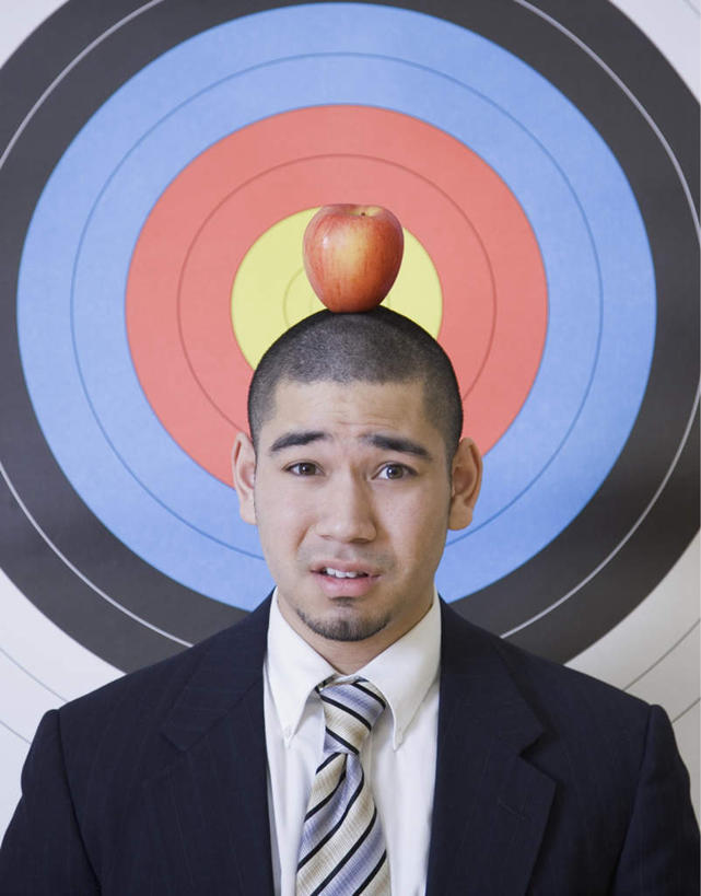 东方人,一个人,商务人士,商务男性,站,竖图,室内,白天,正面,衬衫,成功,胜利,苹果,水果,亚洲,仅一个男性,仅一个人,套装,新鲜,生食,食品,果实,领带,飞镖,注视,黄种人,食物,仅一个年轻男性,一个,观察,看,站着,有机食品,绿色食品,单个,观看,靶心,担忧,察看,象征,庄重,忧虑,关注,忧郁,瞄准,商务装,身份,工薪阶层,镖针,飞镖运动,正式,地位,担心,男人,男性,年轻男性,亚洲人,白领,上班族,站立,半身,彩图,衬衣,耽心