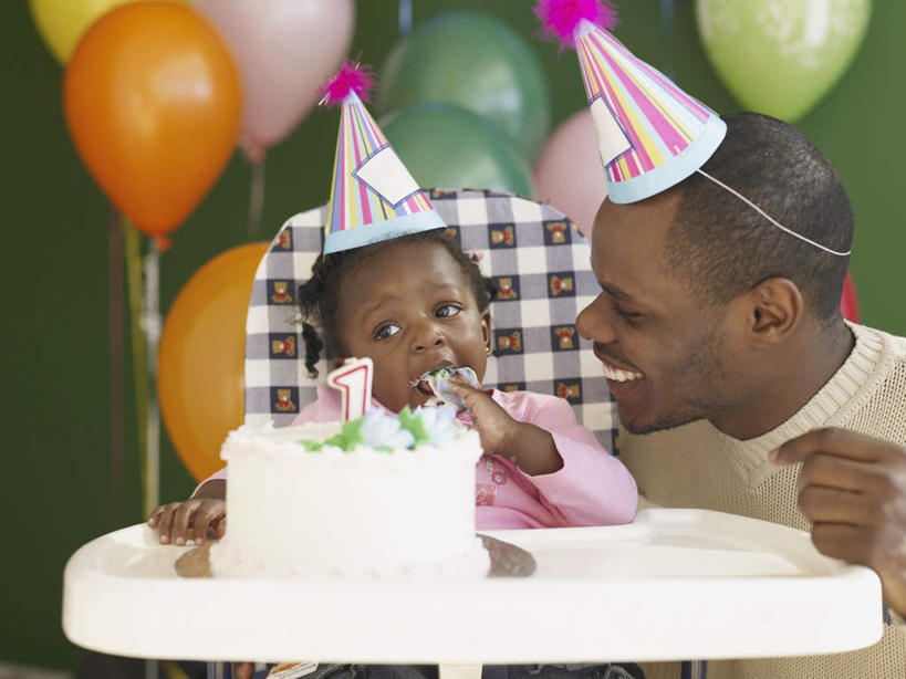 点心,西方人,婴儿,儿童,两个人,家庭,父亲,坐,蹲,笑,吃,微笑,露齿笑,横图,彩色,室内,白天,正面,婴儿服装,下午茶,游戏,纯洁,帽子,玩具,椅子,欧洲,非洲,黑人,欧洲人,纸质,服装,塑料,食品,玩,注视,休闲装,娱乐,生日帽,墙面,食物,糕点,小孩,衣服,绿色,气球,塑料制品,观察,看,休闲,温暖,温馨,一家人,休闲服,充气玩具,橡胶,父爱,可爱,童年,童趣,益智,服饰,活泼,观看,活动,五颜六色,色彩斑斓,和睦,察看,小丑帽,发泄,关注,消遣,智力,壁,宝宝,儿童椅,婴儿椅,五彩缤纷,童真,橡胶制品,纯真,烂漫,无邪,三角帽,狂欢帽,派对帽,聚会帽,纸帽,宣泄,五彩斑斓,宝宝餐椅,宝宝椅,儿童餐椅,婴儿高脚椅,五光十色,伶俐,天真,男人,男性,年轻男性,非洲人,孩子,年轻人,蹲着,嚼,食,玩耍,嬉戏,坐着,半身,彩图,婴儿服,融洽,蛋糕