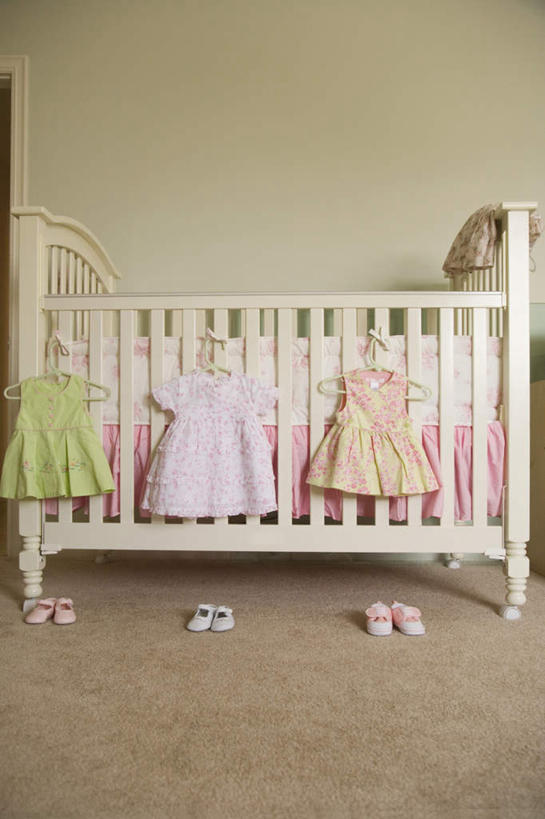 无人,竖图,室内,白天,正面,婴儿服装,安全,床,卧室,鞋子,阴影,反射,影子,墙,墙壁,墙面,婴儿鞋,三件,舒服,单人床,婴儿用品,婴儿床,休闲鞋,保护,舒适,彩图,婴儿服,睡房,卧房