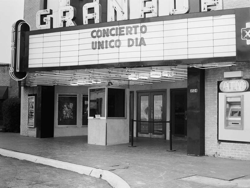 无人,横图,黑白,室外,白天,正面,度假,美景,窗户,楼梯,门,城市风光,城市,电影院,剧院,美国,英文,标志,文字,字符,字母,阶梯,景观,娱乐,标识,玻璃窗,台阶,门框,享受,休闲,景色,放松,英文字母,北美,北美洲,德克萨斯州,美洲,德克萨斯,达拉斯,达拉斯市,得州,德州,得克萨斯州,孤星之州,北亚美利加洲,亚美利加洲,达拉斯剧场中心,达拉斯戏剧中心,达拉斯剧场剧院,达拉斯戏剧剧院,戏院,影院