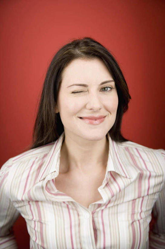 西方人,一个人,站,笑,微笑,竖图,室内,白天,正面,衬衫,欧洲,欧洲人,仅一个女性,仅一个人,阴影,红色背景,服装,反射,影子,注视,休闲装,衣服,观察,看,站着,仅一个中年女性,休闲,休闲服,眨眼睛,摄影,服饰,影棚,观看,察看,眨眼,关注,女人,女性,中年女性,白种人,站立,半身,彩图,影棚拍摄,衬衣,拍摄