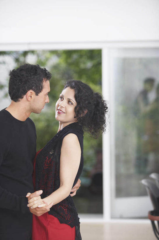 西方人,中年人,两个人,家庭,夫妻,站,握手,抱,笑,微笑,竖图,室内,白天,侧面,爱情,跳舞,植物,窗户,欧洲,欧洲人,亚洲,服装,朦胧,模糊,墙,浪漫,扭头,注视,休闲装,玻璃窗,墙壁,墙面,树,树木,衣服,绿色,白色,自然,观察,看,站着,转头,休闲,温暖,温馨,一家人,休闲服,恩爱,恋人,服饰,生长,成长,抱着,观看,优雅,华丽,和睦,察看,搂着,关注,舞姿,华尔兹,圆舞,圆舞曲,男人,男性,女人,女性,中年男性,中年女性,白种人,亚洲人,印度人,夫妇,情侣,搀手,拉手,搂,搂抱,手拉手,手握手,站立,半身,彩图,舞蹈,伴侣,融洽