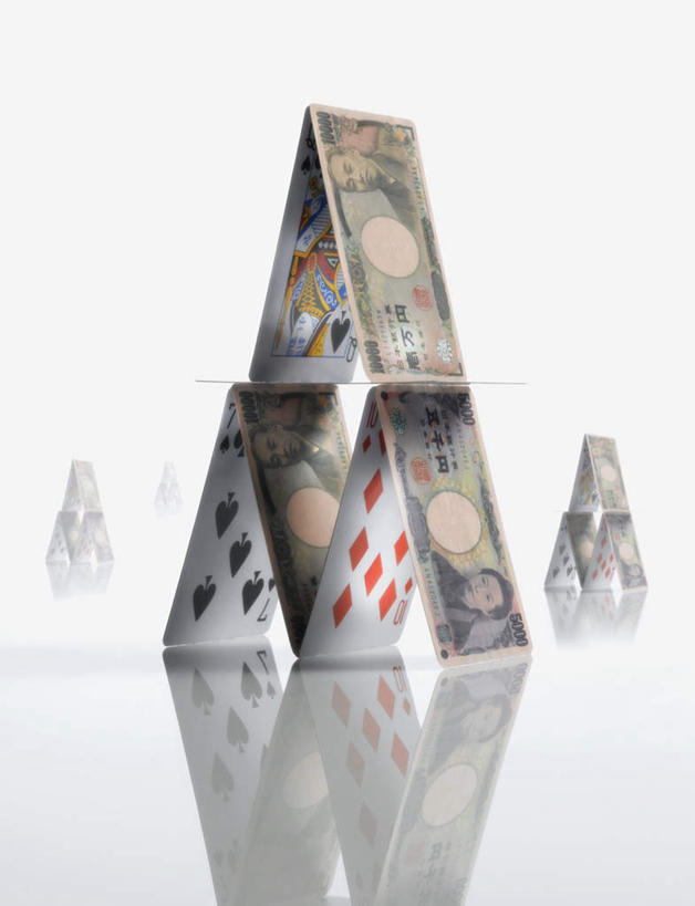 无人,竖图,室内,特写,白天,白色背景,正面,游戏,赌博,贪欲,竞争,钱,静物,扑克牌,纸牌,玩具,扑克,钱币,玩,娱乐,刺激,休闲,钞票,金融,纸币,摄影,影棚,经济,日元,活动,发泄,消遣,智力,赌具,流通,纸钞,贸易,投机,侥幸,欲望,宣泄,货币,现金,玩耍,嬉戏,彩图,影棚拍摄,拍摄,房子,日本银行券,日圆,纸牌房子,纸牌屋,胜负,输赢