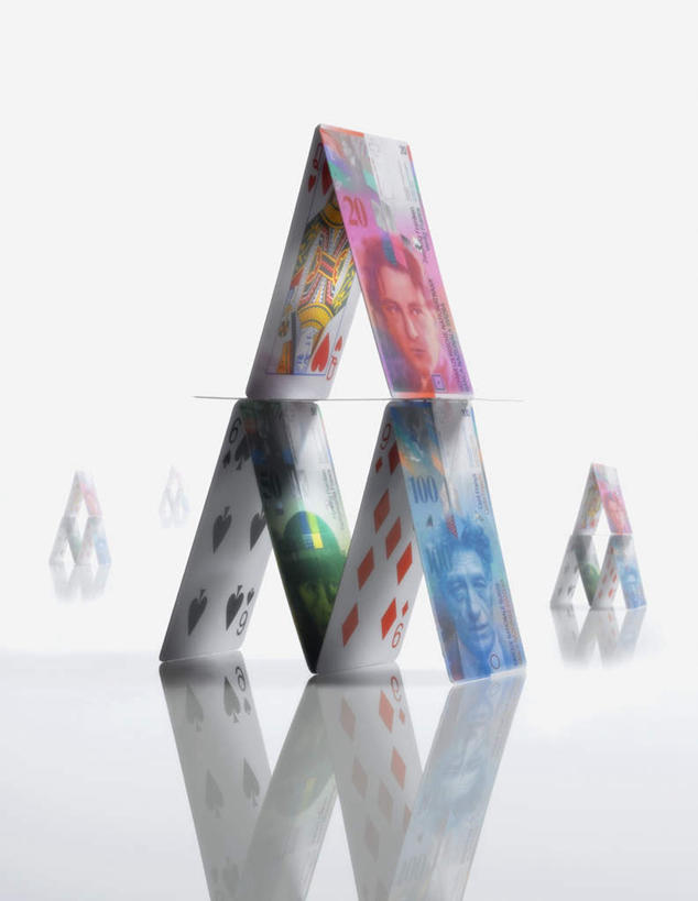 无人,竖图,室内,特写,白天,白色背景,正面,游戏,赌博,贪欲,竞争,钱,静物,扑克牌,纸牌,玩具,扑克,钱币,玩,娱乐,刺激,休闲,钞票,金融,纸币,摄影,影棚,法郎,经济,活动,发泄,消遣,智力,赌具,流通,纸钞,贸易,投机,侥幸,欲望,宣泄,货币,现金,玩耍,嬉戏,彩图,影棚拍摄,拍摄,房子,法国法郎,法国货币,纸牌房子,纸牌屋,胜负,输赢