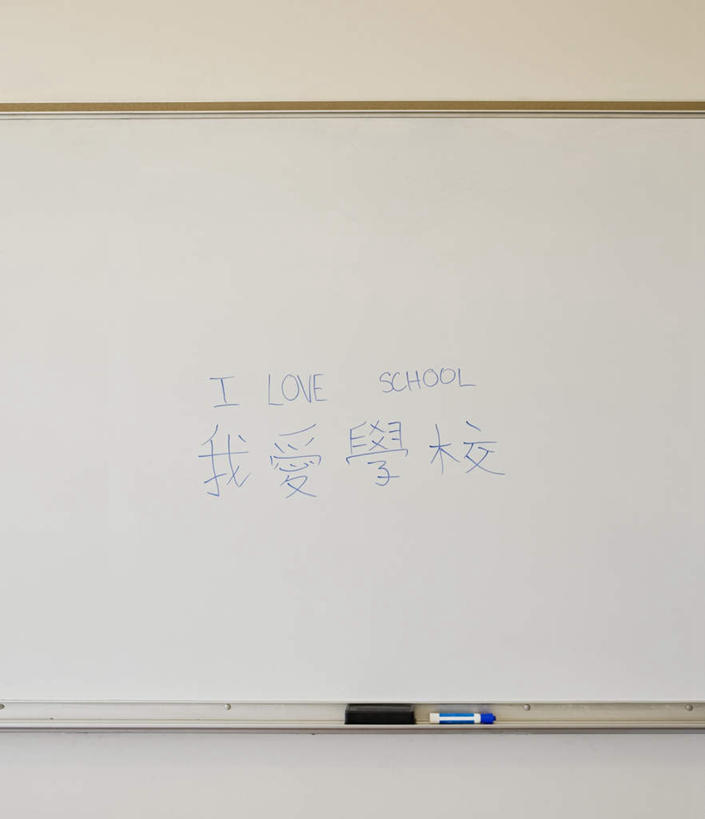 无人,学校,竖图,室内,白天,正面,静物,笔,标志,文字,字符,墙,办公用品,标识,校园,墙壁,墙面,文具,白色,白板,记号笔,学习用品,教室,汉字,马克笔,麦克笔,文具用品,中文,记录板,记事板,国文,华文,彩图