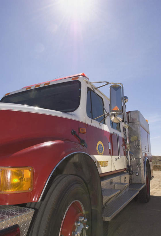 无人,竖图,室外,白天,仰视,安全,沙滩,太阳,汽车,救火车,照明,一辆,阴影,光线,沙子,影子,海岸,沙地,车,灯,蓝色,蓝天,天空,阳光,灯具,交通工具,天,晴朗,消防,照亮,照明设备,载具,灭火,前照灯,前大灯,万里无云,车前灯,海滩,晴空,晴空万里,消防车,彩图,低角度拍摄,灭火车