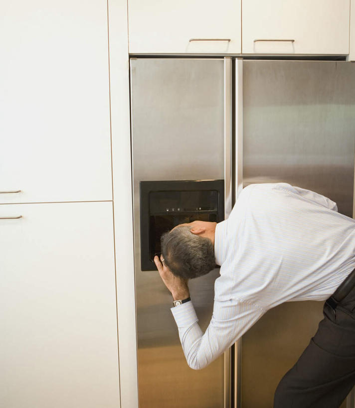 西方人,一个人,商务人士,商务男性,站,竖图,室内,白天,衬衫,厨房,柜子,欧洲,欧洲人,仅一个男性,仅一个人,仅一个中年男性,抱头,弯腰,套装,电器,冰箱,储物柜,冷冻,冷柜,背面,冷藏柜,站着,冷藏,储藏,家电,家用电器,储存,商务装,工薪阶层,弯身,保鲜,捧首,捧头,储备,蕴藏,贮备,男人,男性,中年男性,白种人,白领,上班族,站立,半身,彩图,衬衣,灶间,贮存