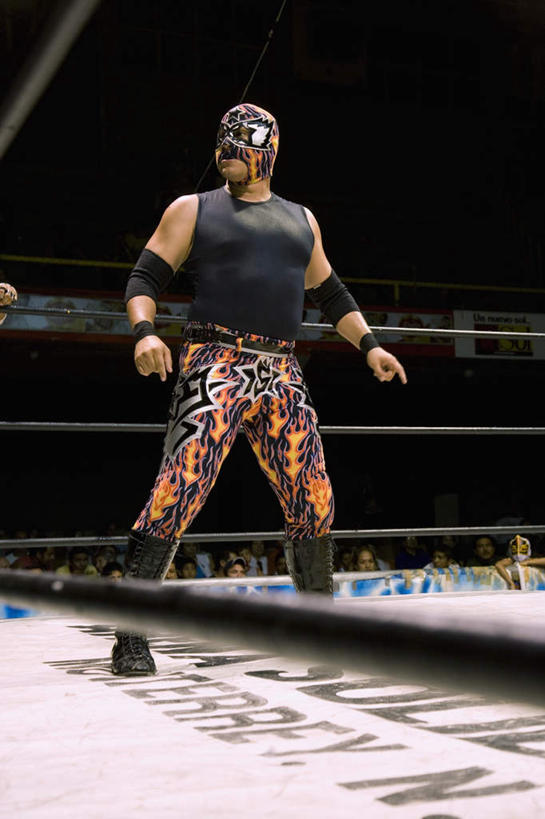 西方人,一个人,拳击手,栏杆,站,竖图,室内,白天,正面,运动服,锻炼,比赛,运动,拳击,帽子,欧洲,欧洲人,仅一个男性,仅一个人,服装,头盔,台子,围栏,注视,场地,护栏,仅一个年轻男性,衣服,安全帽,绳子,观察,看,站着,服饰,观看,张开双腿,绳索,察看,衣着,穿着,关注,拳击台,衣饰,展开双腿,体育,男人,男性,年轻男性,白种人,拳击家,拳击运动员,站立,彩图,全身,健身,伸展双腿,运动装