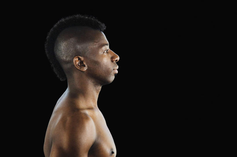 西方人,一个人,站,横图,室内,白天,侧面,欧洲,非洲,黑人,欧洲人,仅一个男性,仅一个人,仅一个中年男性,黑色背景,注视,裸露,观察,看,站着,摄影,影棚,观看,察看,关注,裸,莫西干头,莫西干发型,莫西干头型,男人,男性,中年男性,非洲人,站立,半身,彩图,影棚拍摄,拍摄