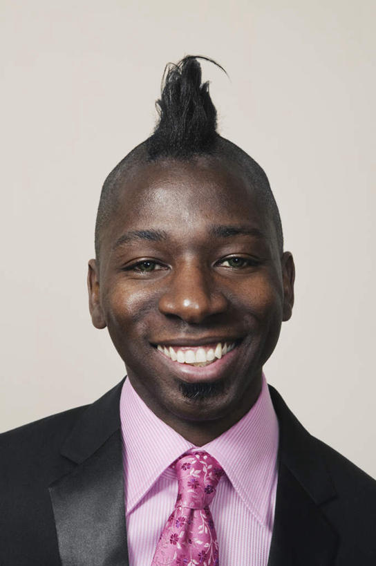 西方人,脸,头,脸颊,一个人,商务人士,商务男性,笑,微笑,露齿笑,竖图,室内,特写,白天,正面,衬衫,欧洲,非洲,黑人,欧洲人,仅一个男性,仅一个人,仅一个中年男性,套装,领带,注视,肩膀,观察,看,摄影,影棚,观看,察看,象征,庄重,关注,商务装,身份,工薪阶层,莫西干头,莫西干发型,正式,地位,莫西干头型,男人,男性,中年男性,非洲人,头部,脸部,脸蛋,面部,白领,上班族,半身,彩图,影棚拍摄,衬衣,拍摄