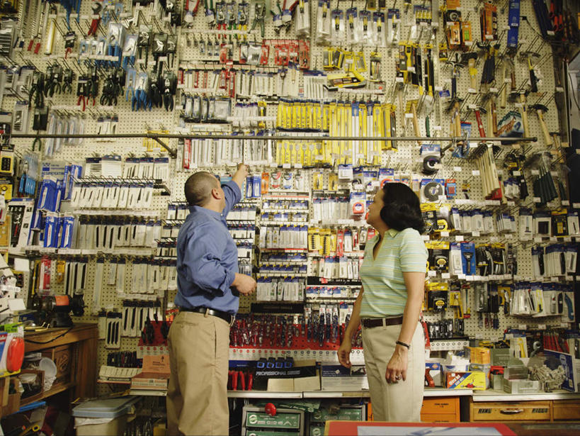 东方人,西方人,两个人,店员,商店,站,横图,室内,白天,侧面,欧洲,欧洲人,亚洲,握,服装,拿,拿着,注视,休闲装,黄种人,商铺,顾客,货架,相视,架子,衣服,观察,看,站着,营业员,休闲,面对面,休闲服,握着,服饰,观看,对视,察看,互视,挑选,关注,相对,选择,陈列架,相看,超市货架,市肆,商号,销售人员,主顾,男人,男性,女人,女性,中年男性,中年女性,白种人,亚洲人,售货员,抬头,仰头,站立,半身,彩图,店铺,五金店