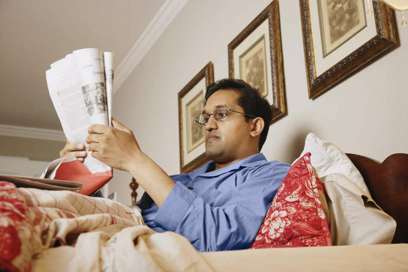 一个人,躺,横图,室内,白天,仰视,床,靠垫,卧室,书籍,亚洲,仅一个男性,仅一个人,仅一个中年男性,一本,一副,一排,吊挂,握,悬挂,服装,整齐,眼镜,墙,双人床,床单,靠枕,挂,拿,拿着,注视,休闲装,被子,墙壁,墙面,排列,衣服,垫子,枕头,观察,看,休闲,休闲服,握着,服饰,观看,三幅,察看,被单,队列,关注,挂画,近视眼镜,卧着,男人,男性,中年男性,亚洲人,印度人,书,图书,装饰画,躺着,卧,半身,彩图,低角度拍摄,睡房,卧房