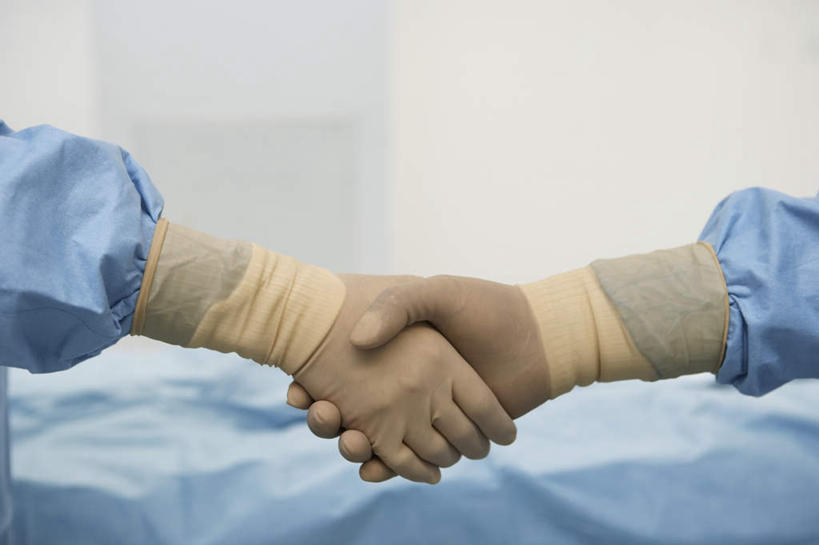 西方人,两个人,伙伴,朋友,医生,医院,握手,横图,室内,特写,白天,侧面,工作服,制服,友谊,合作,团队,床,欧洲,欧洲人,手套,医护人员,医疗人员,橡胶,战略,医疗设备,手术室,医疗器械,防护服,橡胶手套,手术台,隔离服,橡胶制品,无菌服,医疗机构,手术床,医用手套,联合,合谋,工作制服,配合,协作,男人,男性,女人,女性,中年男性,中年女性,白种人,大夫,搀手,拉手,手拉手,手握手,半身,彩图,工作套服,病院,诊所,防静电工装,隔工作服,洁净工装,洁净工作服,净化服,无尘工作服,无尘衣