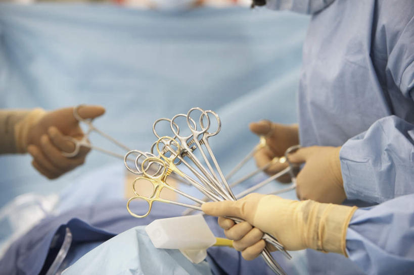 西方人,三个人,伙伴,朋友,医生,医院,站,横图,室内,白天,正面,工作服,制服,友谊,合作,团队,床,金属制品,欧洲,欧洲人,握,修剪,金属,工具,剪刀,拿,拿着,手套,站着,医护人员,医疗人员,橡胶,战略,握着,裁剪,医疗设备,手术室,剪子,剪裁,切割,医疗器械,防护服,橡胶手套,手术台,隔离服,橡胶制品,无菌服,医疗机构,手术床,医用手套,联合,合谋,手术剪刀,手术剪,工作制服,配合,协作,男人,男性,女人,女性,中年男性,中年女性,白种人,大夫,站立,半身,彩图,工作套服,病院,诊所,防静电工装,隔工作服,洁净工装,洁净工作服,净化服,无尘工作服,无尘衣