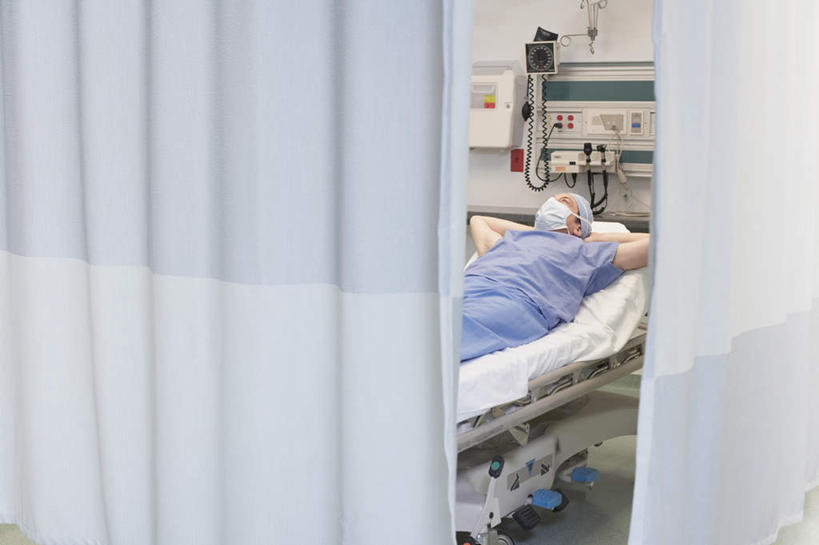 西方人,一个人,医生,医院,躺,横图,室内,白天,正面,工作服,制服,床,帽子,欧洲,欧洲人,仅一个男性,仅一个人,仅一个中年男性,抱头,装饰,时间,分离,时钟,床单,过滤,计时,分开,注视,被子,帘子,病床,口罩,挂钟,钟表,观察,看,医护人员,医疗人员,隔断,表,遮掩,观看,隔离,华丽,修饰,门帘,点缀,察看,双手抱头,卫生,掩盖,被单,遮挡,关注,净化,间隔,防护服,预防,隔离服,无菌服,遮盖,防尘,医疗机构,鞋套,医生帽,衬托,美观,雅致,雅观,掩饰,断绝,隔开,屏蔽,屏绝,远离,中断,阻遏,阻隔,捧首,捧头,工作制服,卧着,男人,男性,中年男性,白种人,大夫,钟,躺着,卧,半身,彩图,工作套服,病院,诊所,防静电工装,隔工作服,洁净工装,洁净工作服,净化服,无尘工作服,无尘衣,鞋罩,一次性鞋套,护理床,医疗床