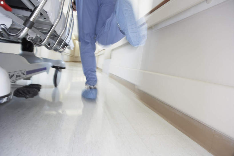 西方人,一个人,医生,医院,横图,室内,白天,工作服,制服,床,欧洲,欧洲人,仅一个男性,仅一个人,仅一个中年男性,奔驰,朦胧,模糊,走道,走廊,过道,床单,被子,背面,蓝色,病床,奔跑,医护人员,医疗人员,被单,防护服,隔离服,无菌服,医疗机构,鞋套,工作制服,男人,男性,中年男性,白种人,大夫,半身,彩图,工作套服,病院,诊所,防静电工装,隔工作服,洁净工装,洁净工作服,净化服,无尘工作服,无尘衣,鞋罩,护理床,医疗床