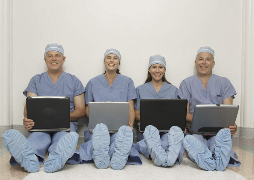 西方人,四个人,伙伴,朋友,医生,医院,坐,笑,微笑,露齿笑,横图,室内,白天,正面,工作服,制服,友谊,合作,团队,电脑,笔记本电脑,帽子,欧洲,欧洲人,一排,敲打,握,整齐,网络,墙,注视,输入,通讯设备,墙壁,墙面,排列,蓝色,白色,打字,观察,看,医护人员,医疗人员,战略,握着,观看,点击,敲击,察看,无线,队列,关注,通信设备,防护服,无线网络,隔离服,无线上网,便携式电脑,无菌服,医疗机构,鞋套,医生帽,联合,合谋,工作制服,配合,协作,按键,手提电脑,男人,男性,女人,女性,中年男性,中年女性,白种人,大夫,坐着,彩图,全身,工作套服,病院,诊所,防静电工装,隔工作服,洁净工装,洁净工作服,净化服,无尘工作服,无尘衣,鞋罩