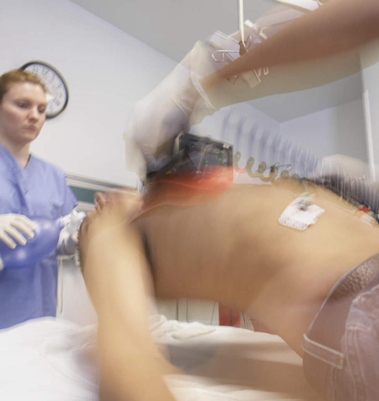 东方人,西方人,三个人,医生,病人,医院,站,躺,竖图,室内,白天,仰视,工作服,制服,床,欧洲,欧洲人,亚洲,握,朦胧,模糊,时间,工具,时钟,墙,床单,拿,计时,拿着,注视,黄种人,被子,裸露,墙壁,墙面,白色,病床,手套,挂钟,钟表,观察,看,站着,医护人员,医疗人员,橡胶,表,握着,观看,察看,被单,关注,起搏器,病患,裸,医疗器械,防护服,橡胶手套,心脏起搏器,医疗工具,隔离服,橡胶制品,无菌服,医疗机构,医用手套,工作制服,辅助工具,卧着,男人,男性,女人,女性,中年男性,中年女性,白种人,亚洲人,大夫,患者,就医者,钟,躺着,卧,站立,半身,彩图,低角度拍摄,工作套服,病院,诊所,防静电工装,隔工作服,洁净工装,洁净工作服,净化服,无尘工作服,无尘衣,护理床,医疗床