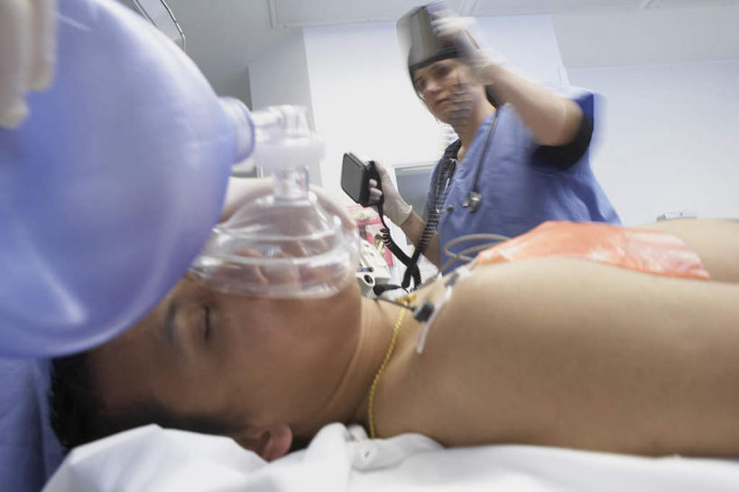 东方人,三个人,医生,病人,医院,站,躺,举,闭眼,横图,室内,白天,正面,工作服,制服,床,亚洲,握,朦胧,模糊,工具,床单,拿,拿着,注视,黄种人,被子,病床,观察,看,托,站着,医护人员,医疗人员,氧气瓶,握着,观看,察看,医疗,医疗设备,氧气面罩,被单,关注,起搏器,病患,医疗器械,防护服,心脏起搏器,医疗工具,隔离服,无菌服,医疗机构,工作制服,辅助工具,卧着,男人,男性,女人,女性,中年男性,中年女性,亚洲人,大夫,患者,就医者,闭眼睛,闭着眼,闭着眼睛,举起,举手,举着,躺着,卧,向上举,向上伸,向上托,站立,半身,彩图,工作套服,病院,诊所,防静电工装,隔工作服,洁净工装,洁净工作服,净化服,无尘工作服,无尘衣,护理床,医疗床