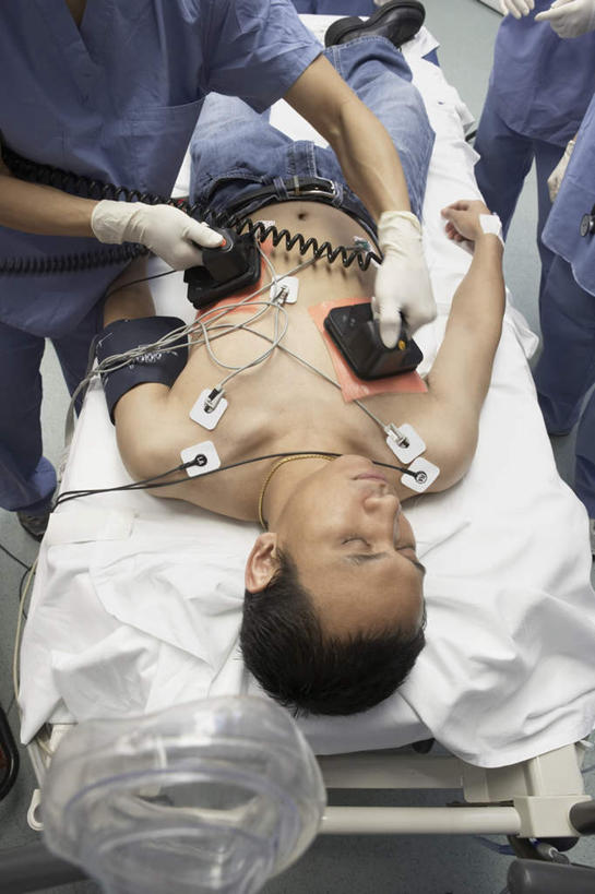 东方人,三个人,伙伴,朋友,医生,病人,医院,站,躺,闭眼,握手,竖图,俯视,室内,白天,工作服,制服,友谊,合作,团队,床,亚洲,工具,床单,黄种人,被子,裸露,病床,手套,站着,医护人员,医疗人员,橡胶,战略,被单,起搏器,病患,裸,医疗器械,防护服,橡胶手套,心脏起搏器,医疗工具,隔离服,橡胶制品,无菌服,医疗机构,医用手套,联合,合谋,工作制服,辅助工具,卧着,配合,协作,男人,男性,年轻男性,年轻女性,女人,女性,亚洲人,大夫,患者,就医者,闭眼睛,闭着眼,闭着眼睛,搀手,拉手,手拉手,手握手,躺着,卧,站立,半身,彩图,高角度拍摄,工作套服,病院,诊所,防静电工装,隔工作服,洁净工装,洁净工作服,净化服,无尘工作服,无尘衣,护理床,医疗床