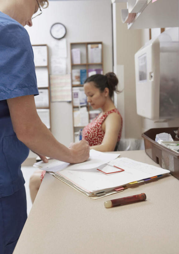 东方人,西方人,孕妇,两个人,医生,医院,站,坐,竖图,室内,白天,侧面,工作服,制服,柜子,桌子,欧洲,欧洲人,亚洲,握,服装,时间,笔,材料,档案,时钟,文件,纸,办公桌,办公用品,储物柜,拿,计时,拿着,注视,休闲装,黄种人,水笔,文具,衣服,手稿,学习用品,资料,挂钟,钟表,低头,观察,记录,看,站着,医护人员,医疗人员,休闲,怀孕,休闲服,表,握着,服饰,观看,文具用品,证明,察看,书写,待产,储存,关注,文档,防护服,隔离服,无菌服,医疗机构,记载,妊娠,准妈妈,工作制服,记实,纪录,储备,蕴藏,贮备,男人,男性,女人,女性,中年男性,中年女性,白种人,亚洲人,产妇,大夫,钟,站立,坐着,半身,彩图,工作套服,病院,诊所,防静电工装,隔工作服,洁净工装,洁净工作服,净化服,无尘工作服,无尘衣,贮存,病历