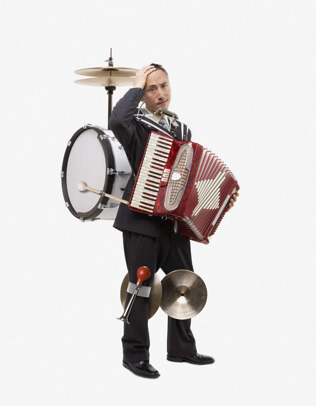 东方人,一个人,商务人士,商务男性,站,竖图,室内,白天,白色背景,正面,衬衫,键盘,亚洲,仅一个男性,仅一个人,仅一个中年男性,抱头,握,套装,吹奏乐器,鼓,架子鼓,口琴,乐器,手风琴,音乐,拿,拿着,注视,黄种人,管风琴,观察,看,站着,握着,摄影,影棚,观看,打击乐器,察看,键盘乐器,关注,商务装,工薪阶层,爵士鼓,捧首,捧头,男人,男性,中年男性,亚洲人,白领,上班族,站立,彩图,全身,影棚拍摄,衬衣,拍摄