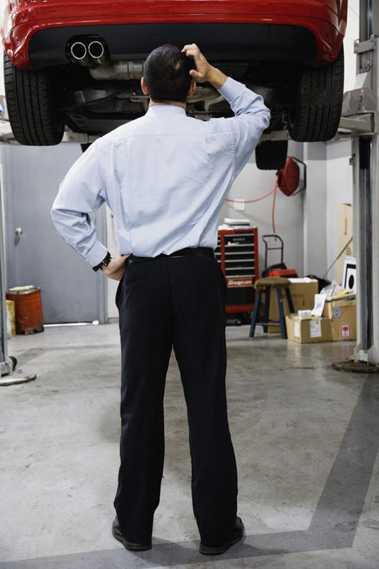 西方人,一个人,机修工,站,竖图,室内,白天,工作服,制服,汽车,欧洲,欧洲人,仅一个男性,仅一个人,仅一个中年男性,一辆,抱头,朦胧,模糊,时间,时钟,手表,计时,手叉腰,车,工人,背面,钟表,交通工具,轿车,叉腰,站着,表,腕表,载具,捧首,捧头,工作制服,升降机,男性,中年男性,白种人,机械师,机修工人,钟,站立,彩图,全身,工作套服,升降平台,升降台