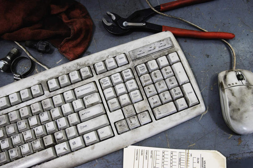 无人,横图,俯视,室内,特写,白天,鼠标,键盘,静物,纺织品,一把,连接,阴影,组合,弯曲,反射,布,工具,钳子,影子,织物,加工,输入设备,通讯设备,抹布,白色,肮脏,老虎钳,链接,固定,五金,紧固,拼接,剪断,拼凑,通信设备,扭转,邋遢,拼合,凑集,聚合,撮合,链结,牢固,夹持,龌龊,污秽,彩图,高角度拍摄