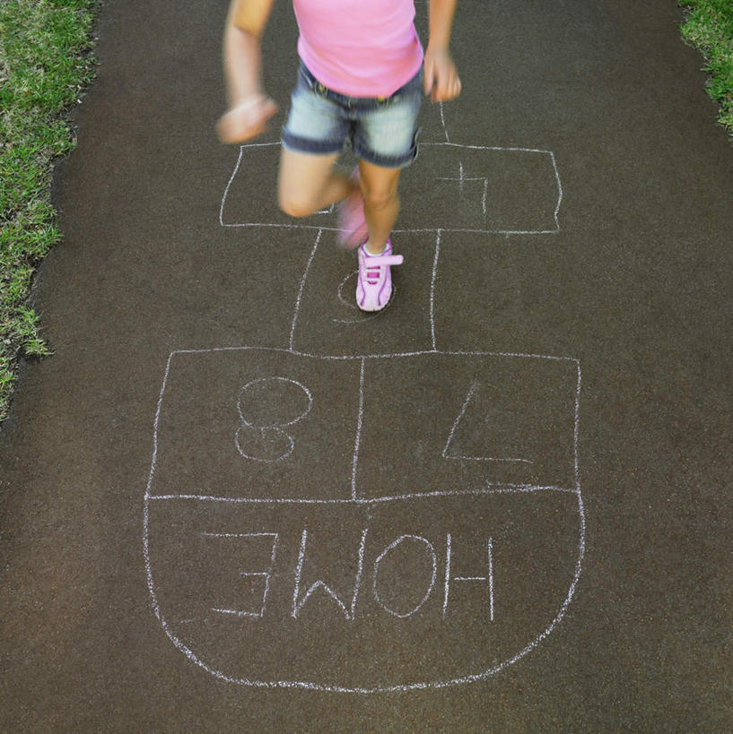 西方人,儿童,一个人,跳,竖图,俯视,室外,白天,游戏,纯洁,草地,草坪,植物,道路,路,欧洲,欧洲人,仅一个女性,仅一个人,服装,小路,交通,半空,玩,休闲装,娱乐,草,小孩,衣服,绿色,仅一个小孩,休闲,休闲服,可爱,童年,童趣,服饰,活动,跳房子,发泄,消遣,智力,童真,烂漫,无邪,宣泄,跳方格,跳方阵,天真,女孩,女人,女性,白种人,孩子,跳跃,玩耍,嬉戏,半身,彩图,高角度拍摄,女生