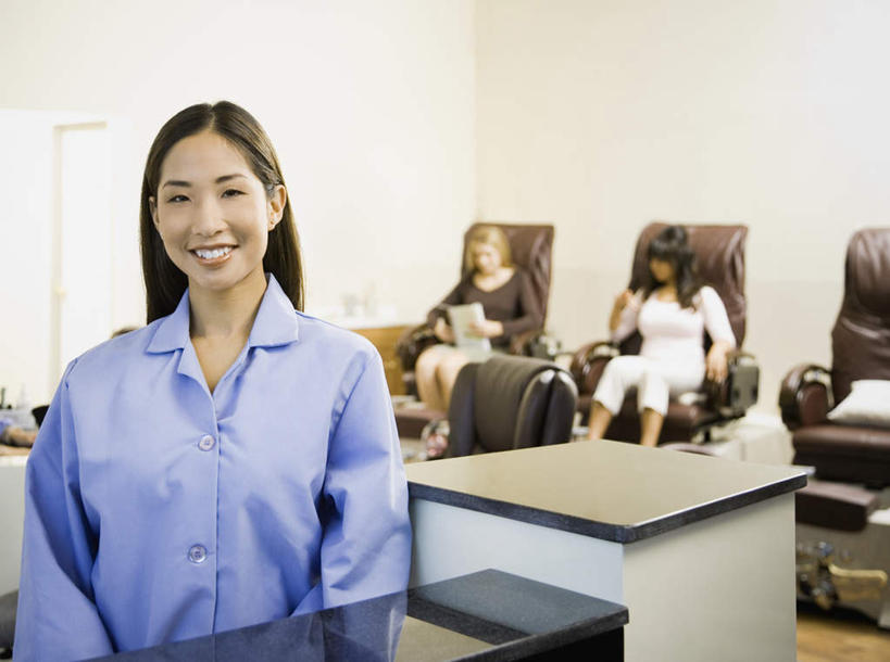 东方人,西方人,三个人,前台,服务员,站,坐,笑,微笑,露齿笑,横图,室内,白天,正面,工作服,制服,桌子,椅子,欧洲,欧洲人,亚洲,服装,办公桌,注视,休闲装,黄种人,顾客,衣服,观察,看,站着,休闲,休闲服,服务台,服饰,观看,察看,关注,工作制服,接待员,主顾,年轻女性,女人,女性,中年女性,白种人,亚洲人,服务生,侍者,站立,坐着,半身,彩图,工作套服,帮助台,呼叫台