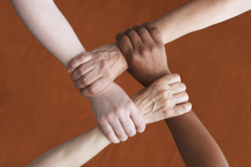 手,四个人,伙伴,朋友,握手,竖图,俯视,室内,特写,白天,友谊,合作,团队,手部,战略,摄影,影棚,褐色背景,联合,合谋,配合,协作,年轻女性,女人,女性,中年女性,搀手,拉手,手搀手,手拉手,手牵手,手握手,半身,彩图,高角度拍摄,影棚拍摄,拍摄