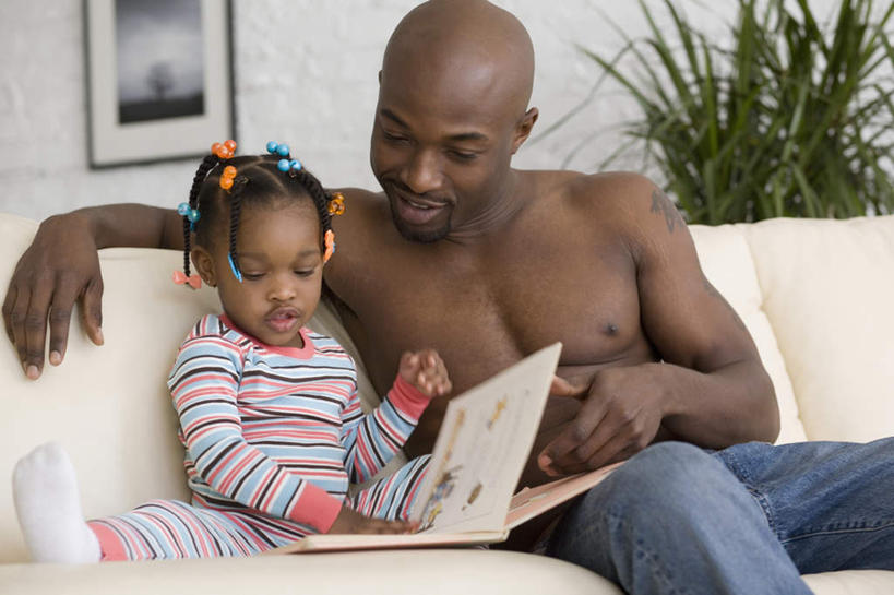 西方人,儿童,秃头,两个人,家庭,父亲,女儿,客厅,坐,横图,室内,白天,正面,纯洁,植物,沙发,书籍,欧洲,非洲,黑人,欧洲人,握,服装,装饰,盆栽,头饰,墙,盆景,拿,拿着,注视,休闲装,裸露,墙壁,墙面,小孩,衣服,绿色,自然,发饰,饰品,观察,看,休闲,温暖,温馨,父女,一家人,休闲服,父爱,可爱,童年,童趣,握着,服饰,生长,成长,观看,华丽,修饰,点缀,和睦,察看,起居室,关注,裸,头绳,布艺沙发,童真,烂漫,无邪,配饰,衬托,美观,雅致,雅观,客堂,天真,男人,男性,年轻男性,女孩,非洲人,孩子,年轻人,光头,无发,书,图书,坐着,半身,彩图,融洽,发绳,女生