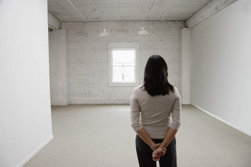 东方人,一个人,商务人士,商务女性,办公室,站,横图,室内,白天,窗户,亚洲,仅一个年轻女性,仅一个女性,仅一个人,套装,墙,黄种人,玻璃窗,墙壁,墙面,背面,站着,搬家,迁移,商务装,工薪阶层,背手,迁居,乔迁,搬迁,年轻女性,女人,女性,亚洲人,白领,上班族,站立,半身,彩图