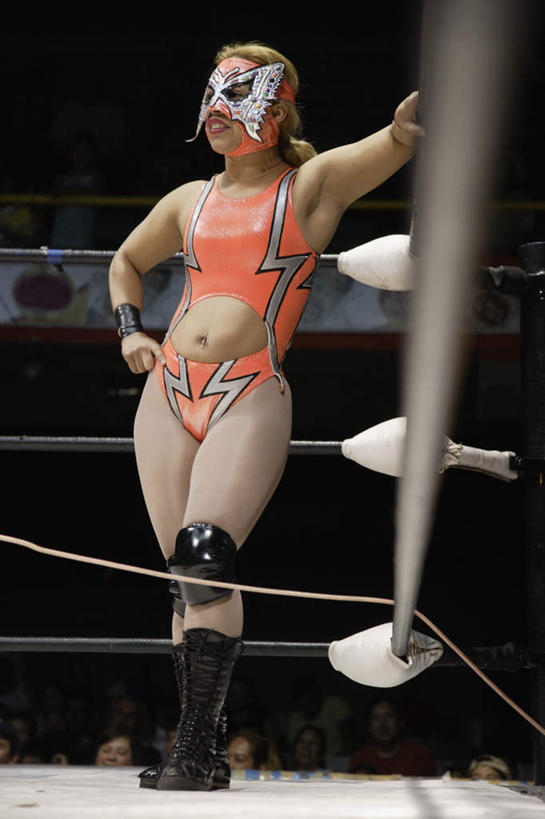 西方人,一个人,运动员,栏杆,站,举,竖图,室内,白天,正面,运动服,摔跤,鞋子,欧洲,欧洲人,仅一个年轻女性,仅一个女性,仅一个人,阴影,服装,反射,面具,影子,墙,围栏,靴子,手叉腰,护栏,墙壁,墙面,衣服,黑色,叉腰,托,站着,遮,遮掩,服饰,掩盖,遮挡,衣着,穿着,牛仔靴,遮盖,掩饰,衣饰,摔交,年轻女性,女人,女性,白种人,体育运动员,运动选手,举起,举手,举着,向上举,向上伸,向上托,站立,半身,彩图,运动装