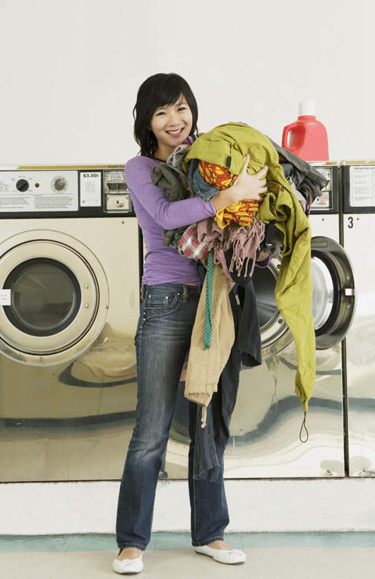 东方人,一个人,站,捧,笑,微笑,露齿笑,竖图,室内,白天,正面,亚洲,仅一个年轻女性,仅一个女性,仅一个人,一堆,阴影,堆叠,堆积,服装,反射,电器,影子,墙,注视,休闲装,黄种人,墙壁,墙面,衣服,白色,观察,看,站着,休闲,休闲服,服饰,洗衣机,观看,堆,察看,家电,家用电器,滚筒洗衣机,关注,年轻女性,女人,女性,亚洲人,端,端着,捧着,清洗,手捧,洗涤,站立,彩图,全身