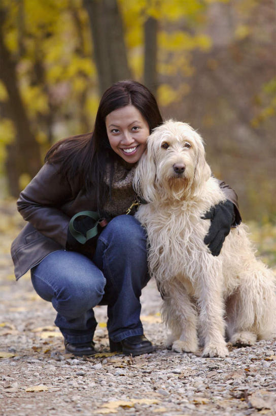 东方人,一个人,蹲,抱,笑,微笑,露齿笑,竖图,室外,白天,正面,树林,植物,宠物,狗,亚洲,仅一个年轻女性,仅一个女性,仅一个人,阴影,服装,裤子,朦胧,模糊,装饰,光线,影子,梗犬,注视,牛仔裤,休闲装,黄种人,树,树木,一只,衣服,绿色,阳光,自然,动物,绳子,手套,观察,看,休闲,温暖,休闲服,可爱,服饰,生长,成长,抱着,观看,保暖,绳索,华丽,点缀,察看,夹克,搂着,御寒,关注,忠诚,衬托,美观,雅致,雅观,茄克,年轻女性,女人,女性,亚洲人,犬,蹲着,搂,搂抱,半身,彩图,爱尔兰软毛梗,短毛麦色梗,软毛麦色梗