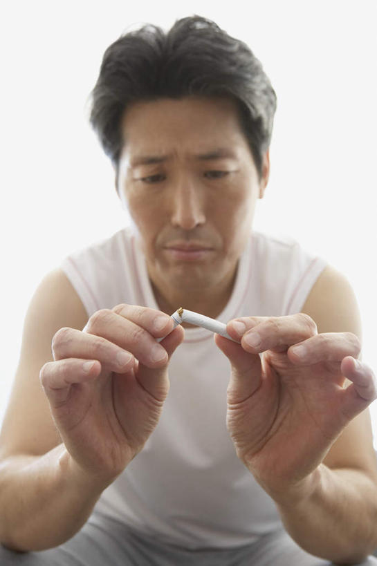 东方人,手,一个人,坐,竖图,室内,白天,白色背景,正面,香烟,亚洲,双手,仅一个男性,仅一个人,仅一个中年男性,握,阴影,服装,反射,影子,注视,休闲装,黄种人,一个,衣服,白色,观察,看,休闲,手部,休闲服,烟,握着,摄影,服饰,影棚,单个,观看,察看,关注,掰开,男人,男性,中年男性,亚洲人,卷烟,烟草,纸烟,坐着,半身,彩图,影棚拍摄,拍摄