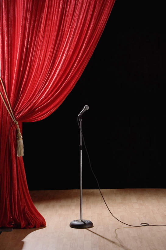 无人,舞台,竖图,室内,白天,正面,阴影,黑色背景,电力,反射,电线,线,影子,电能,线路,架子,红色,话筒,帷幕,电,支撑,电源,电源线,麦克风,扩音器,帷幔,幕布,能量,幕帘,传声器,微音器,稳定,帷幔布,巩固,表演台,彩图,稳固