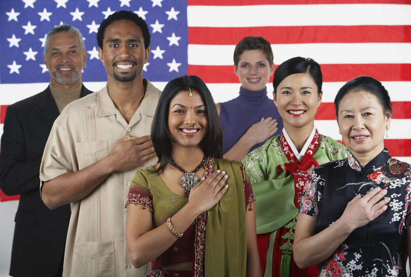 东方人,西方人,伙伴,朋友,站,笑,摸,微笑,露齿笑,横图,室内,白天,正面,民族服装,友谊,旗帜,国旗,项链,欧洲,非洲,黑人,欧洲人,抚摸,旗袍,服装,星星,许多人,注视,休闲装,黄种人,文化,星条旗,装饰品,衣服,饰品,首饰,观察,看,站着,一群人,休闲,星形,休闲服,美国国旗,服饰,观看,飘逸,察看,庄重,关注,中国文化,追求,五角形,纱丽,雅致,纱丽服,清婉,妍丽,朝鲜服,友情,男人,男性,女人,女性,中年男性,中年女性,白种人,非洲人,旗,五角星,触摸,接触,站立,半身,彩图,传统服装,民俗服,美利坚合众国国旗,韩服,传统文化,奢华