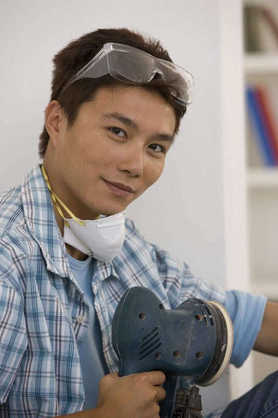 东方人,一个人,笑,微笑,竖图,室内,白天,侧面,安全,亚洲,仅一个男性,仅一个人,握,服装,破碎,分离,工具,眼镜,墙,防护,过滤,拿,分开,拿着,扭头,注视,休闲装,黄种人,墙壁,墙面,仅一个年轻男性,衣服,口罩,观察,看,转头,休闲,休闲服,隔断,握着,遮掩,服饰,观看,护目镜,保护,隔离,察看,卫生,掩盖,切割,遮挡,关注,净化,间隔,保险,预防,整形,遮盖,防尘,保全,周全,安稳,安定,掩饰,断绝,隔开,屏蔽,屏绝,远离,中断,阻遏,阻隔,安全防护眼镜,磨砂机,平安,男人,男性,年轻男性,亚洲人,半身,彩图,防护眼镜,割