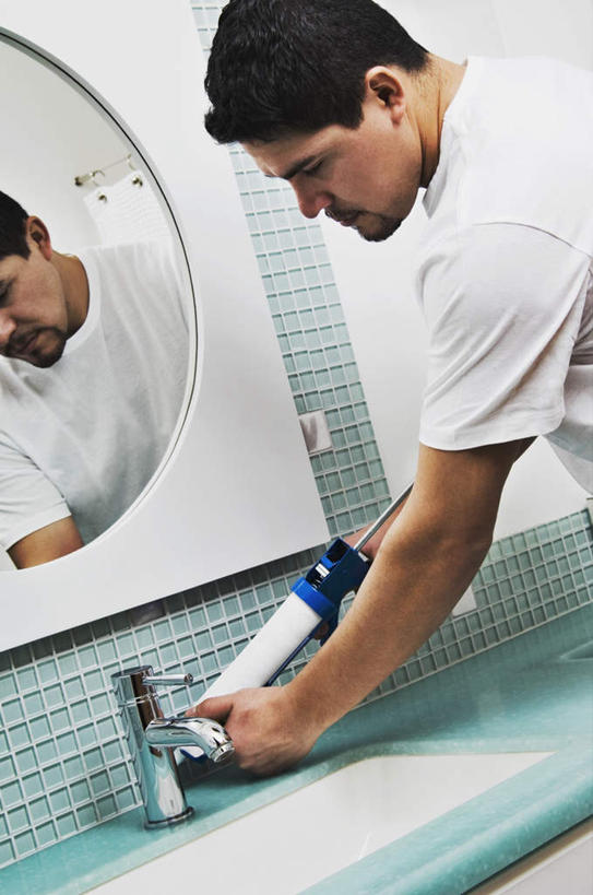 西方人,一个人,站,竖图,室内,白天,侧面,镜子,卫生间,浴室,欧洲,欧洲人,仅一个男性,仅一个人,仅一个中年男性,握,服装,工具,水槽,水龙头,墙,拿,拿着,注视,休闲装,设备,水斗,开关,墙壁,墙面,衣服,打开,观察,看,站着,休闲,休闲服,握着,服饰,观看,修理,阀门,镜像,察看,开启,镜面,关注,密封,装置,水咀,补缀,修缮,填缝枪,男人,男性,中年男性,白种人,淋浴房,站立,半身,彩图,冲凉房,沐浴间,沐浴室