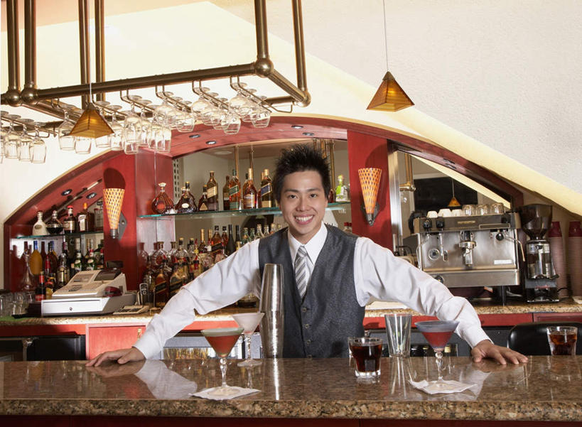 东方人,一个人,酒吧,站,笑,微笑,露齿笑,横图,室内,白天,正面,工作服,制服,桌面,桌子,杯子,照明,亚洲,仅一个男性,仅一个人,撑,木制,高脚杯,灯光,红酒杯,注视,黄种人,吊灯,玻璃制品,灯,仅一个年轻男性,酒杯,木制品,灯具,鸡尾酒,观察,看,站着,观看,照亮,察看,撑着,葡萄酒杯,照明设备,关注,酒保,贝利尼鸡尾酒,贝里尼鸡尾酒,工作制服,男人,男性,年轻男性,亚洲人,侍者,玻璃杯,站立,半身,彩图,工作套服,酒吧间,贝利尼
