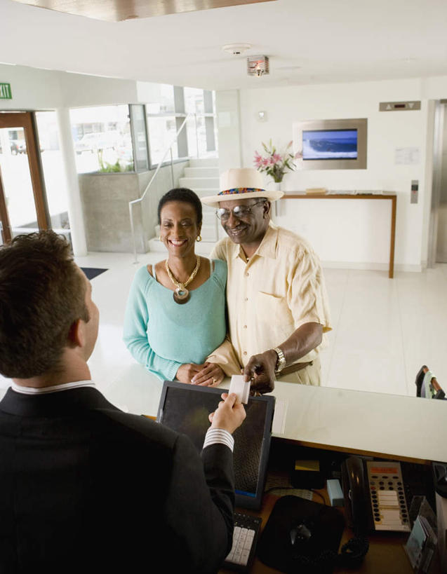 西方人,中年人,三个人,家庭,夫妻,前台,店员,宾馆,站,抱,笑,微笑,露齿笑,竖图,俯视,室内,白天,西装,爱情,桌子,帽子,欧洲,非洲,黑人,欧洲人,握,套装,服装,正装,草帽,办公桌,浪漫,拿,拿着,注视,休闲装,职业装,衣服,观察,看,站着,营业员,休闲,温暖,温馨,一家人,休闲服,服务台,房卡,恩爱,握着,恋人,服饰,抱着,观看,和睦,察看,搂着,开启,关注,住宿,保全,就寝,销售人员,平安,男人,男性,女人,女性,中年男性,中年女性,白种人,非洲人,夫妇,情侣,售货员,搂,搂抱,站立,半身,彩图,高角度拍摄,客店,客栈,旅店,旅馆,旅舍,汽车旅馆,帮助台,呼叫台,伴侣,融洽