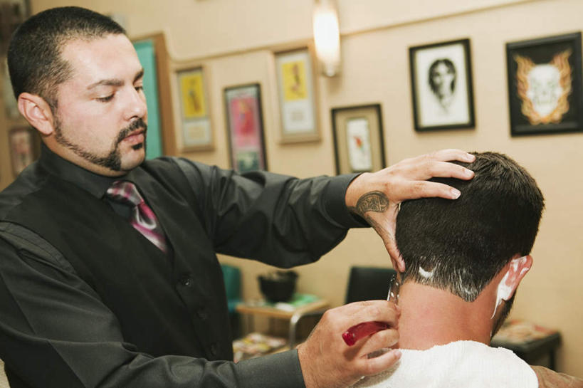 西方人,背部,两个人,理发师,站,坐,横图,室内,白天,正面,照明,欧洲,欧洲人,握,服装,壁灯,剃须刀,灯光,拿,围兜,拿着,注视,休闲装,灯,衣服,灯具,观察,看,清洁,站着,休闲,休闲服,护理,握着,服饰,观看,理发店,刮胡刀,剃须膏,发廊,照亮,察看,照明设备,关注,剃须,剃须泡沫,剃须啫喱,理发围布,仪容,刮胡泡,刮胡啫喱,剃须沫,剃须泡,剪发围布,理发围兜,围布,仪表,男人,男性,年轻男性,白种人,发型师,理发员,美发师,站立,坐着,半身,彩图