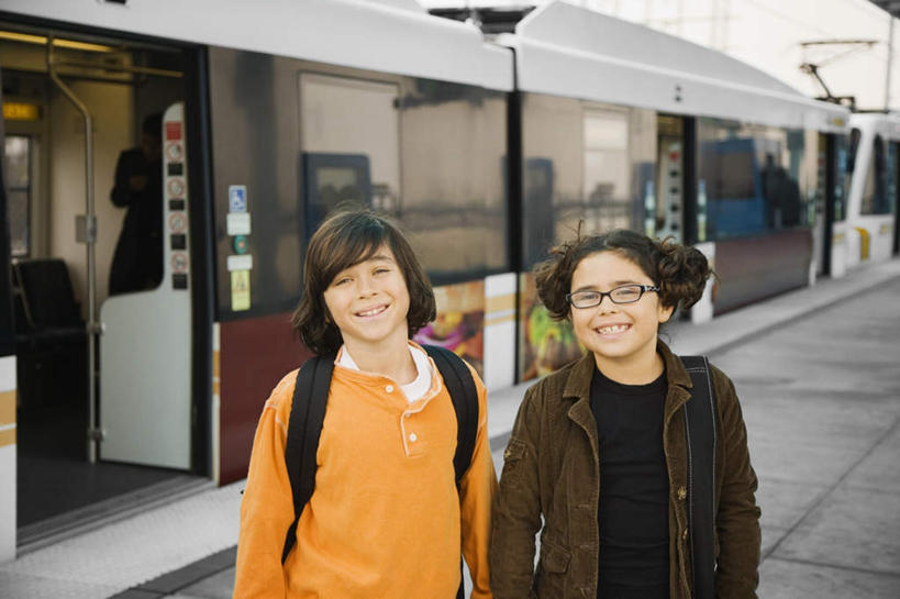 西方人,儿童,两个人,伙伴,朋友,站,笑,微笑,露齿笑,横图,室外,白天,正面,友谊,纯洁,地铁,车站,欧洲,欧洲人,服装,朦胧,模糊,包,书包,眼镜,站台,轨道交通,注视,休闲装,月台,小孩,衣服,背包,观察,看,站着,休闲,休闲服,可爱,童年,童趣,服饰,观看,察看,关注,近视眼镜,童真,烂漫,无邪,天真,友情,男孩,男人,男性,女孩,女人,女性,白种人,站立,半身,彩图,地铁机动车,地下铁,轻轨,双肩包,男生,女生