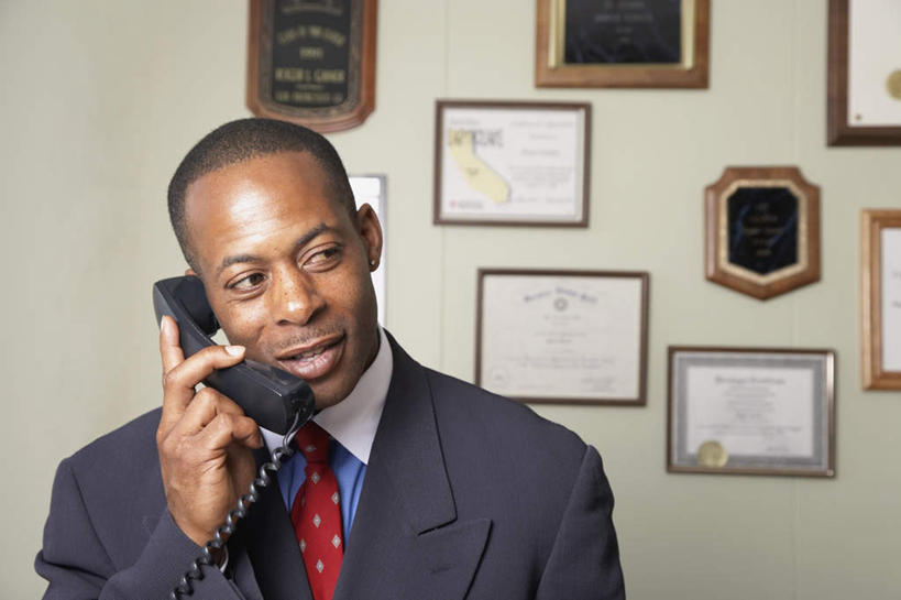 西方人,一个人,商务人士,商务男性,站,笑,打电话,微笑,露齿笑,横图,室内,白天,正面,衬衫,成功,胜利,电话,欧洲,非洲,黑人,欧洲人,仅一个男性,仅一个人,仅一个中年男性,握,套装,墙,领带,拿,听,拿着,注视,通讯设备,墙壁,墙面,灰色,话筒,观察,看,站着,电话线,光彩,握着,观看,察看,固定电话,象征,庄重,关注,奖励,商务装,身份,奖状,荣誉,工薪阶层,正式,地位,荣耀,光荣,交流,男人,男性,中年男性,非洲人,白领,上班族,电话机,沟通,通话,站立,半身,彩图,衬衣,证明书