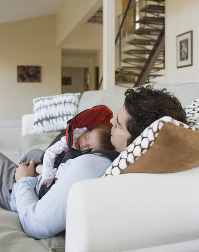 西方人,婴儿,儿童,中年人,两个人,家庭,父亲,客厅,栏杆,躺,闭眼,睡,竖图,室内,白天,正面,婴儿服装,纯洁,靠垫,楼梯,沙发,欧洲,欧洲人,服装,扶手,阶梯,靠枕,休闲装,护栏,台阶,小孩,衣服,垫子,枕头,趴着,休闲,温暖,温馨,一家人,休闲服,父爱,可爱,童年,童趣,服饰,活泼,背带,和睦,起居室,宝宝,布艺沙发,童真,纯真,烂漫,无邪,客堂,卧着,伶俐,天真,男人,男性,中年男性,白种人,孩子,闭眼睛,闭着眼,闭着眼睛,困,困觉,趴,寝息,睡觉,躺着,卧,半身,彩图,婴儿服,融洽,婴儿背带