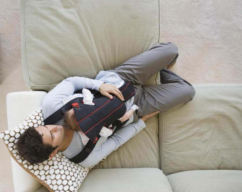 西方人,婴儿,儿童,中年人,两个人,家庭,父亲,客厅,躺,闭眼,睡,横图,俯视,室内,白天,婴儿服装,纯洁,靠垫,沙发,欧洲,欧洲人,服装,靠枕,休闲装,小孩,衣服,垫子,枕头,趴着,休闲,温暖,温馨,一家人,休闲服,父爱,可爱,童年,童趣,服饰,活泼,背带,和睦,起居室,宝宝,布艺沙发,童真,纯真,烂漫,无邪,客堂,卧着,伶俐,天真,男人,男性,中年男性,白种人,孩子,闭眼睛,闭着眼,闭着眼睛,困,困觉,趴,寝息,睡觉,躺着,卧,彩图,高角度拍摄,全身,婴儿服,融洽,婴儿背带