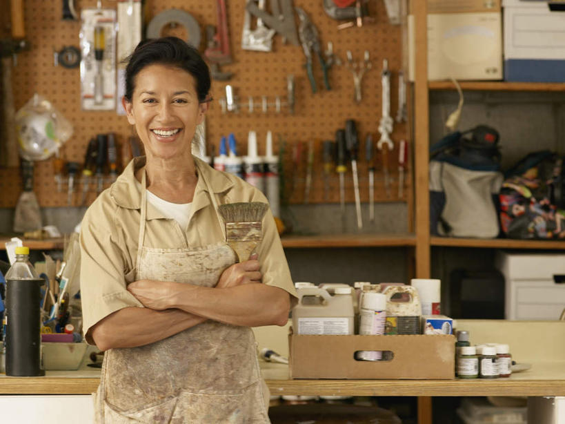 东方人,一个人,商店,站,笑,双手交叉,微笑,露齿笑,横图,室内,白天,正面,装修,亚洲,仅一个女性,仅一个人,握,服装,围裙,拿,拿着,注视,休闲装,黄种人,商铺,装潢,衣服,粉刷,刷子,观察,看,站着,仅一个中年女性,休闲,休闲服,握着,服饰,肮脏,观看,油漆,涂料,察看,双手抱胸,关注,邋遢,市肆,商号,龌龊,污秽,女人,女性,中年女性,亚洲人,站立,半身,彩图,店铺,五金店